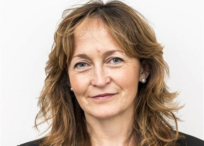 Carter Jonas-Caroline Penn-Smith (Medium)